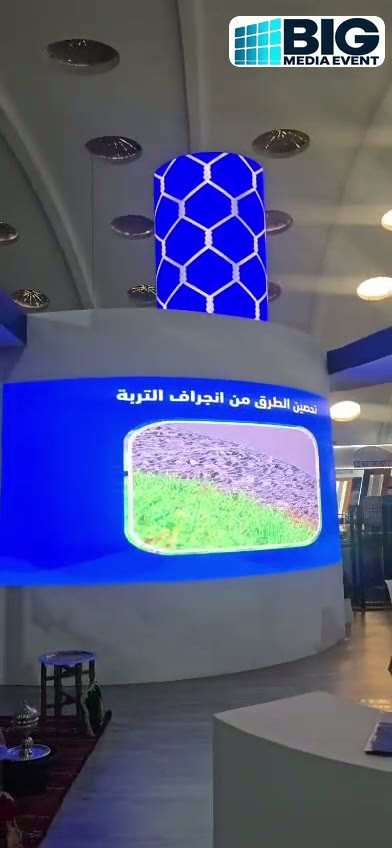 Écran LED circulaire sur un stand en intérieur