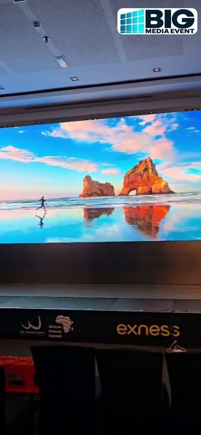 Écran LED sur une scène de conférence