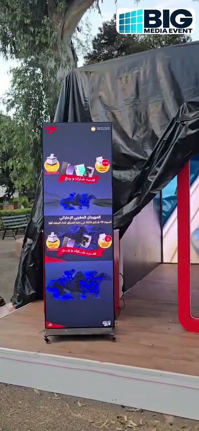 Totem LED vertical diffusant des visuels de produits sur un stand